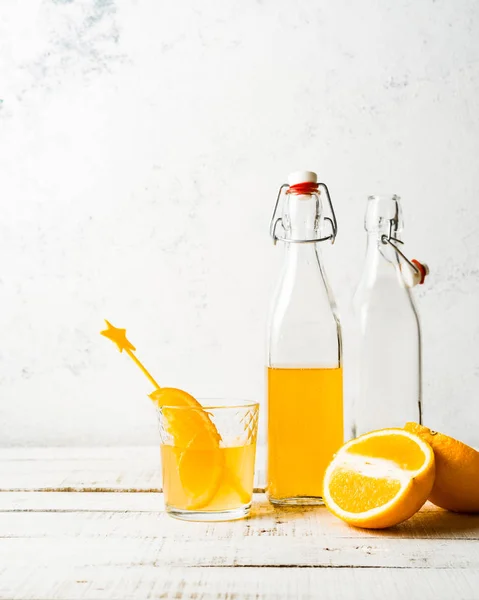 Oranje zomer drankje, verse sinaasappels op witte achtergrond — Gratis stockfoto