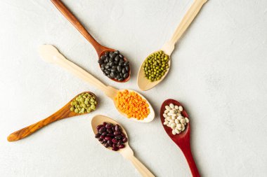 Beyaz arka planda kaşık fasulye farklı türde