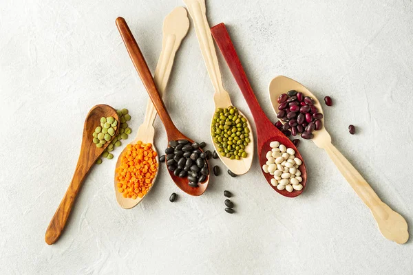 Beyaz arka planda kaşık fasulye farklı türde