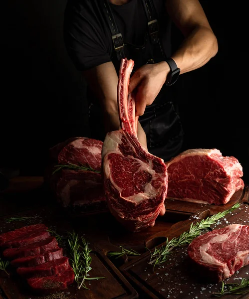 Daging menunjukkan rak tulang rusuk. Citra kunci rendah, orientasi vertikal . — Stok Foto