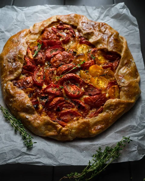 Crostata di pomodoro e timo fatta in casa, immagine bassa — Foto stock gratuita