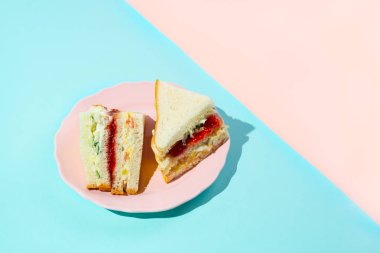 Trendy Kore sandviç inkigayo iki renkli pastel arka plan, üst görünüm, yatay yönlendirme