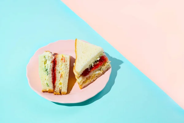 Moda coreana sandwich inkigayo sobre fondo pastel de dos colores, vista superior, orientación horizontal — Foto de Stock