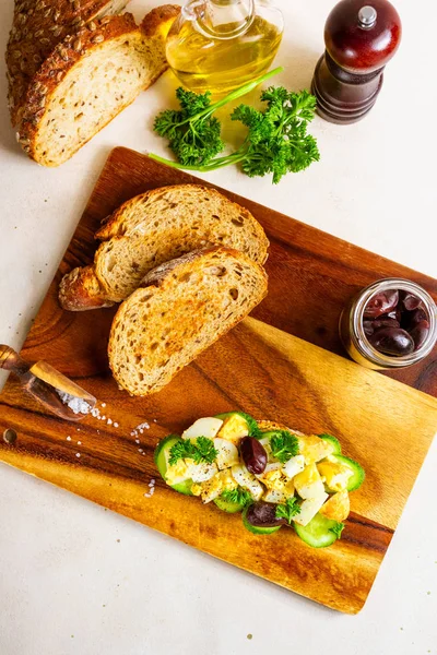 Öppen smörgås med traditionell tysk potatissallad, bröd, ingredienser på trä skärbräda, topputsikt — Stockfoto