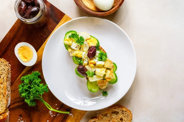 Sandwich abierto con ensalada de papa tradicional alemana, pan, huevos, aceitunas, vista superior — Foto de Stock