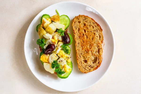Beyaz bir tabakta geleneksel Alman patates salatası ile açık sandviç. — Ücretsiz Stok Fotoğraf