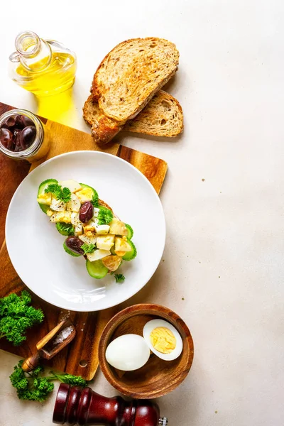 Geleneksel Alman patates salatası, ekmek, soluk pembe arka plan, üst görünümü tüm malzemeler ile açık sandviç — Ücretsiz Stok Fotoğraf