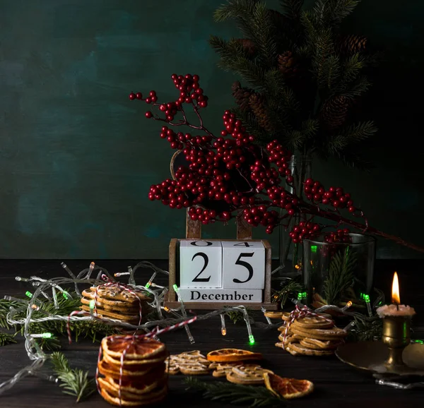 Calendario de madera con fecha 25 de diciembre, galletas navideñas y decoración — Foto de Stock