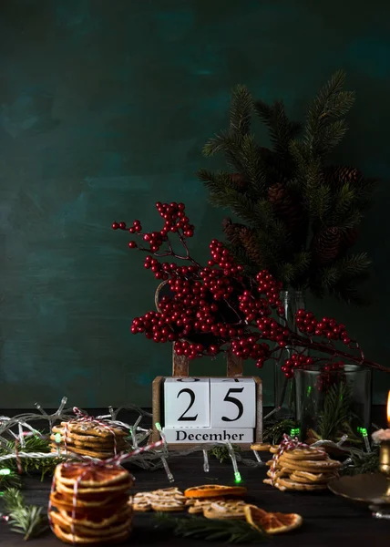 Calendario de madera con fecha 25 de diciembre, galletas de Navidad y decoración, imagen low key — Foto de Stock