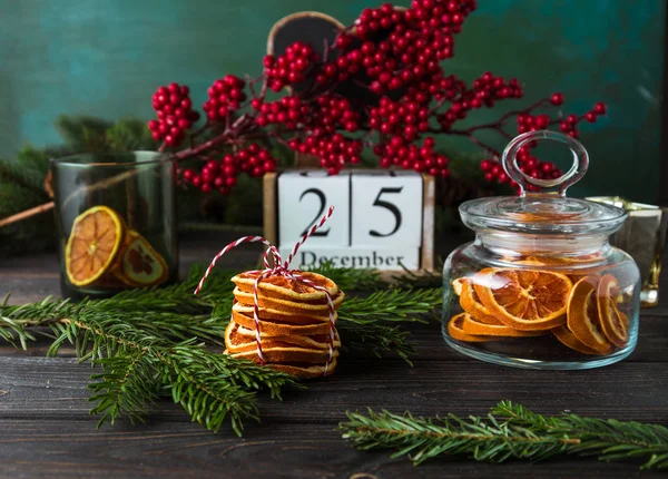 Calendario de madera con fecha 25 de diciembre, decoración de Navidad, chips de naranja sobre fondo de madera, vista frontal — Foto de Stock