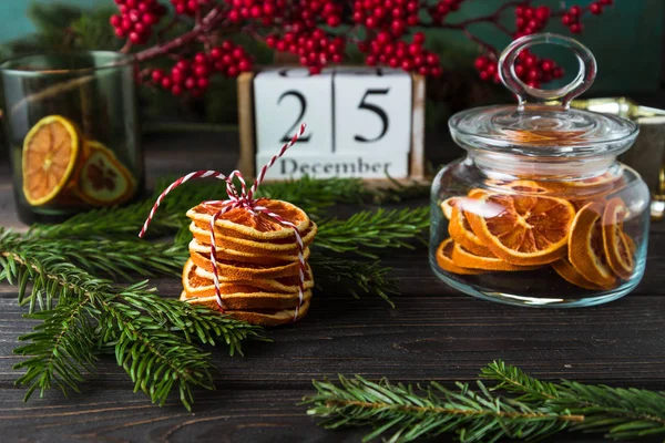 Calendario de madera con fecha 25 de diciembre, decoración de Navidad, chips de naranja sobre fondo de madera, vista frontal — Foto de Stock