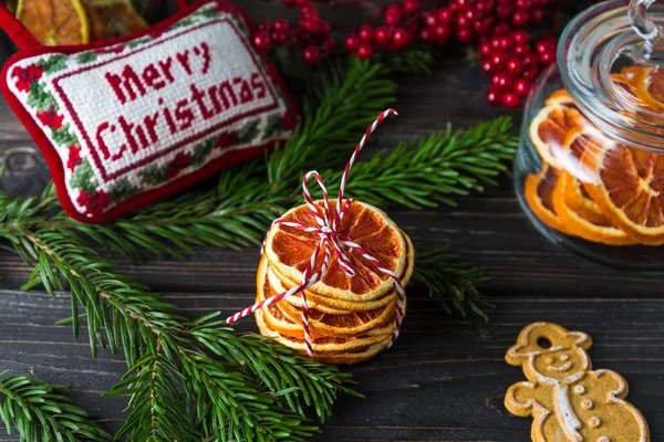 Ramas de árboles de Navidad, decoración, cocina de jengibre, letrero de Navidad feliz sobre fondo oscuro, vista superior — Foto de Stock