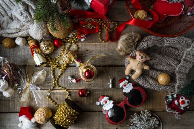 El yapımı Noel oyuncakları ve süslemeleri, ahşap rustik arka plan üzerinde sıcak yünlü şapkalar