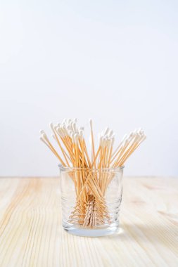 Ahşap masa üzerinde bambu pamuklu bezler. Sıfır atık, plastiksiz yaşam tarzı konsepti