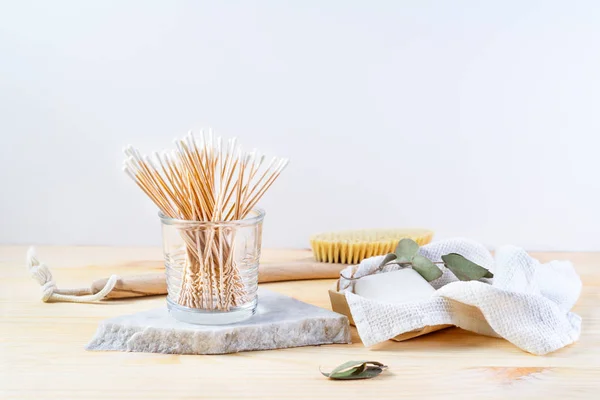 Kişisel hijyen için sıfır atık malzemeleri: bambu q-ipuçları, eko sabun, ahşap kaktüs fırça. Plastik ücretsiz konsept.