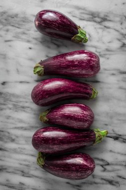 Mermer yüzeyüzerinde çizgili bebek patlıcandikey düzenlenmiş