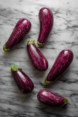 Mermer yüzeyde çizgili bebek patlıcan