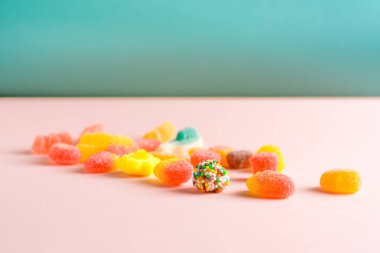 Pembe ve mavi arka planda çeşitli şekerlemeler.