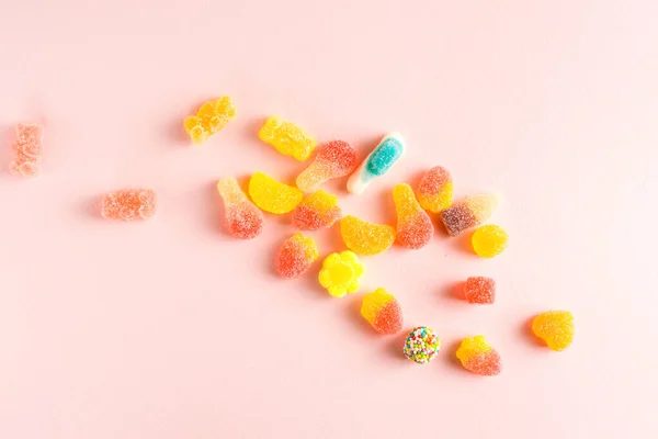 Válogatott gyerekek zselé édességek rózsaszín háttér — Stock Fotó