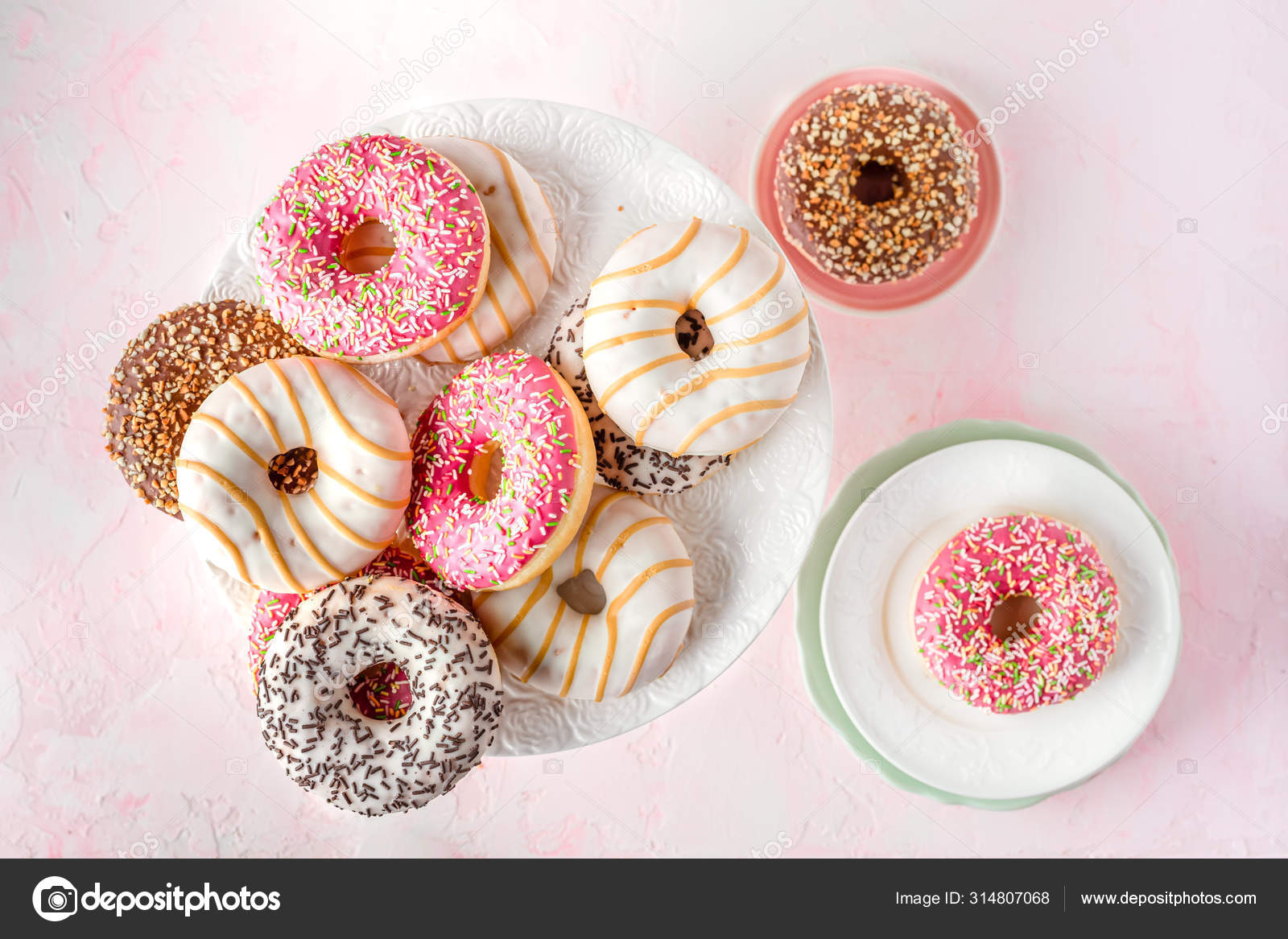 ピンクの背景にドーナツを盛り合わせ 無料のストック写真 C Albinabougartchev