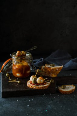 Piedmont terbiye edilmiş bıldırcın yumurtası ve ekmek.