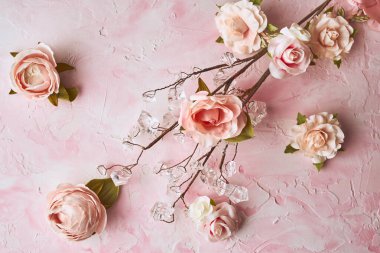 Pembe desenli arka planda suni çiçekler