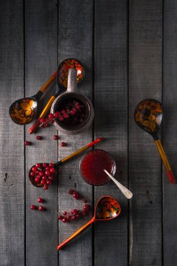 Kırmızı frenk üzümü ve geleneksel Rus boyalı ahşap kaşıklar.