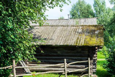 Çitleri olan köy ahşap evi