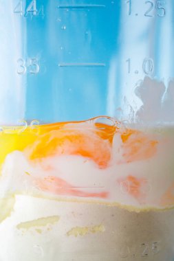 Yiyecek işlemcisinin içindeki malzemeleri kapat.