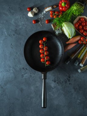 Taze sebzeler ve koyu arkaplanda kızartma tavası
