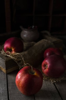 Kırsal arka planda kırmızı elmalar