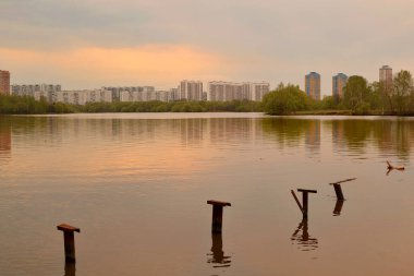 Nehrin kıyısından bakıldığında şehrin üzerinde ölmek.