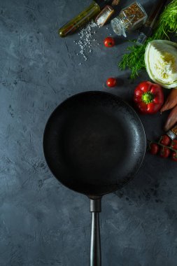 Taze sebzeler ve koyu arkaplanda kızartma tavası