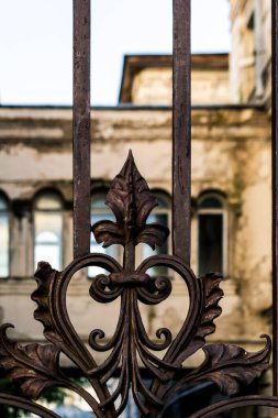 Metal kapılardan eski binanın avlusuna bakıyorum.