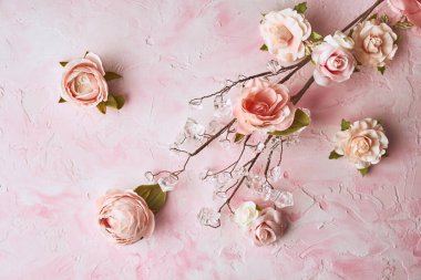 Pembe desenli arka planda suni çiçekler