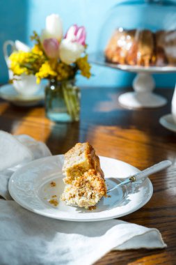 Pasta ve çiçeklerle kahvaltı masası.