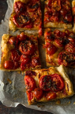 peynirli ve domatesli fırında pizza