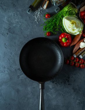 Taze sebzeler ve koyu arkaplanda kızartma tavası