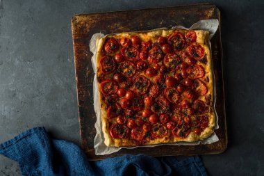 peynirli ve domatesli fırında pizza