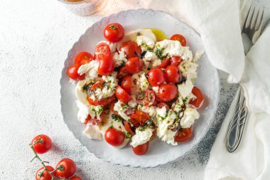 domatesli salata ve mozzarella. 