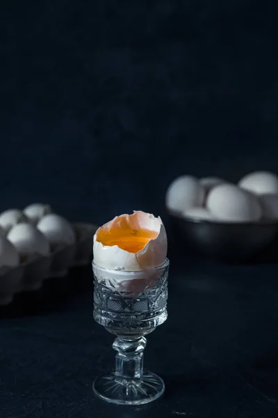 Telur Ayam Segar Latar Belakang Gelap — Stok Foto