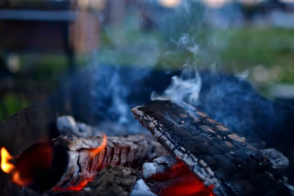 Brand Branden Een Open Bbq Buiten Een Late Voorjaarsavond — Stockfoto