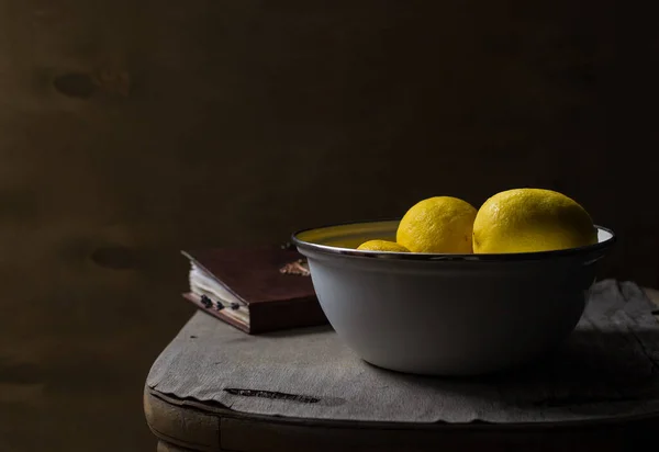 Skål Med Färska Citroner Och Bok — Gratis stockfoto