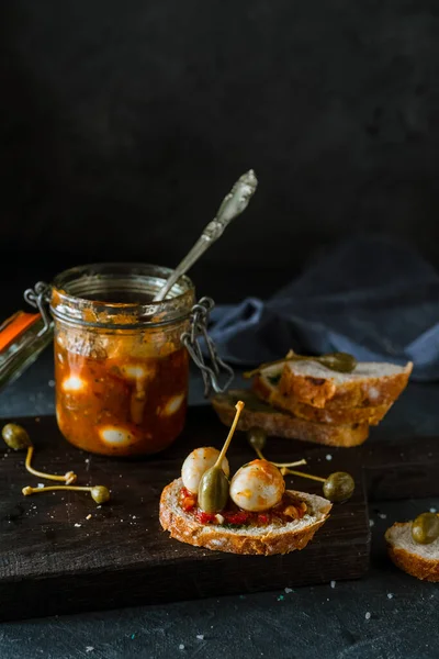 Piamonte Marinado Huevos Codorniz Pan Sobre Fondo Rústico Oscuro — Foto de stock gratuita