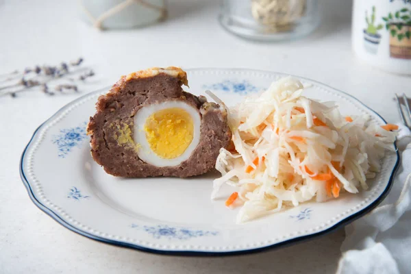 Meatloaf Diisi Dengan Telur Dan Salad Kubis Piring — Stok Foto