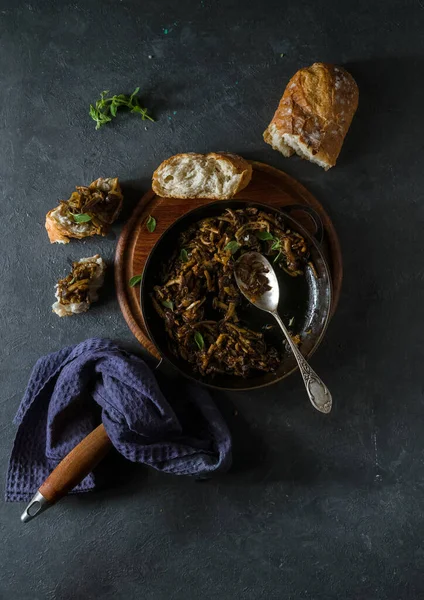 Champignons Frits Aux Herbes Dans Une Poêle — Photo