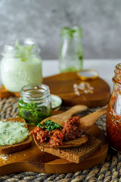 Variedad Verduras Caseras Salsas Rebanadas Pan Centeno — Foto de Stock