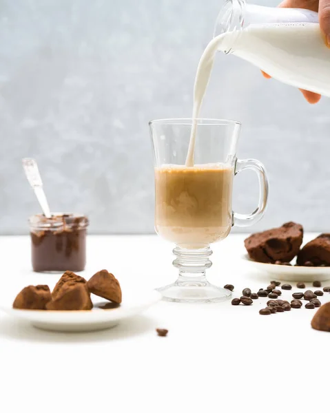 Melk Een Glazen Koffiemok Gieten — Stockfoto