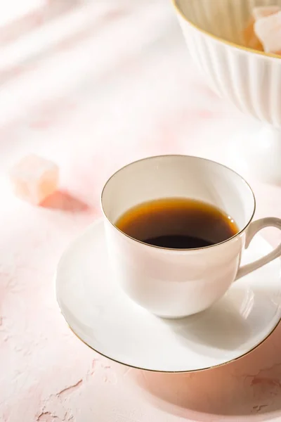 Káva Bílém Porcelánu Šálek Čaje Růžovém Pozadí — Stock fotografie