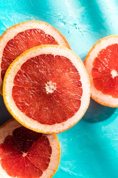 Fatias Toranja Vermelha Fundo Azul — Fotografia de Stock